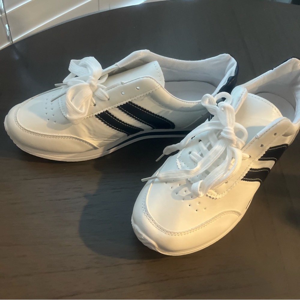 Women’s Stylish White and Black Sneakers size 8 - Picture 2 of 5